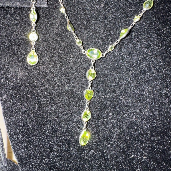 14kt white gold with peridot stones 17 inch with matching earrings - Picture 2 of 6